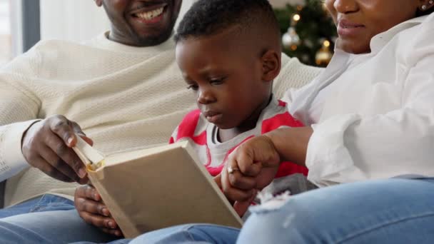Libro de lectura de la familia africana en Navidad en casa — Vídeo de stock