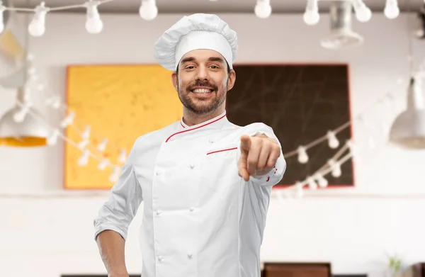 Feliz sorrindo chef masculino em toque apontando para você — Fotografia de Stock