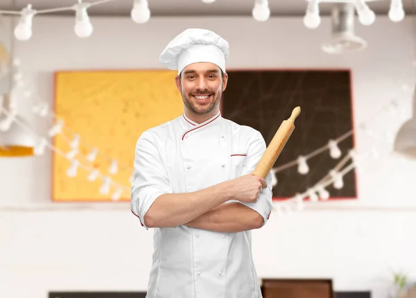 Gelukkig lachende mannelijke chef-kok of bakker met deegroller — Stockfoto