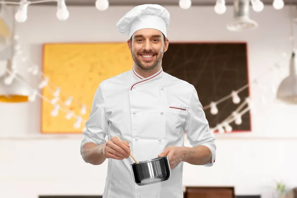 Feliz sorrindo chef masculino com panela cozinhar alimentos — Fotografia de Stock