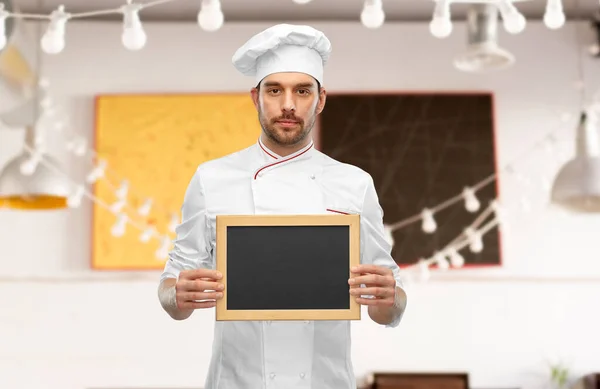 Chef masculino mostrando quadro vazio no restaurante Imagens De Bancos De Imagens Sem Royalties