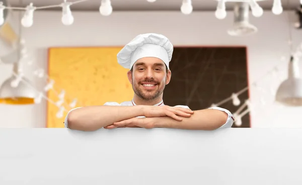 Glad leende manlig kock med stor vit bräda — Stockfoto