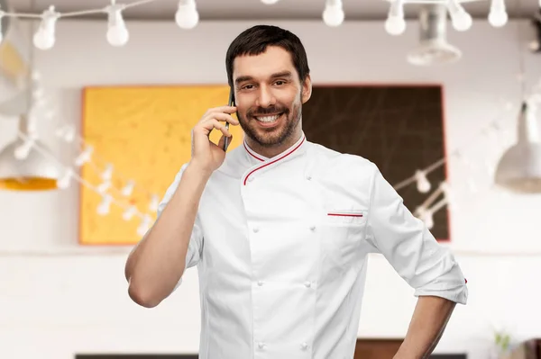 Gelukkig glimlachende mannelijke chef-kok bellen op smartphone — Stockfoto