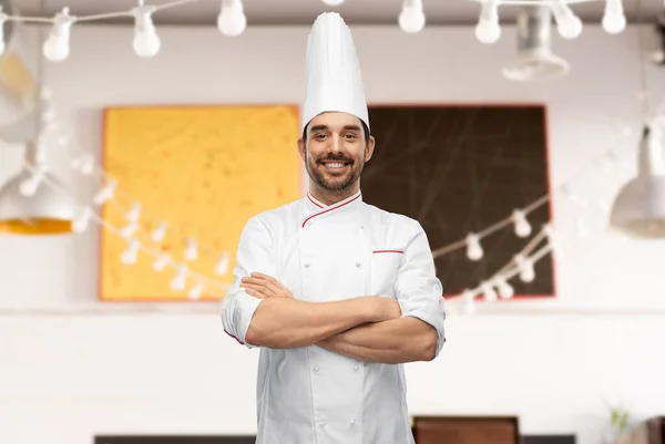 Feliz y sonriente chef en toque con los brazos cruzados —  Fotos de Stock