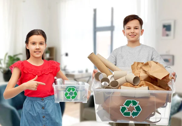 Glimlachend meisje en jongen sorteren papier en metaal afval — Stockfoto