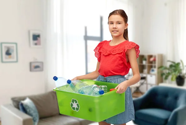 Sorrindo menina classificando resíduos de plástico em casa — Fotografia de Stock