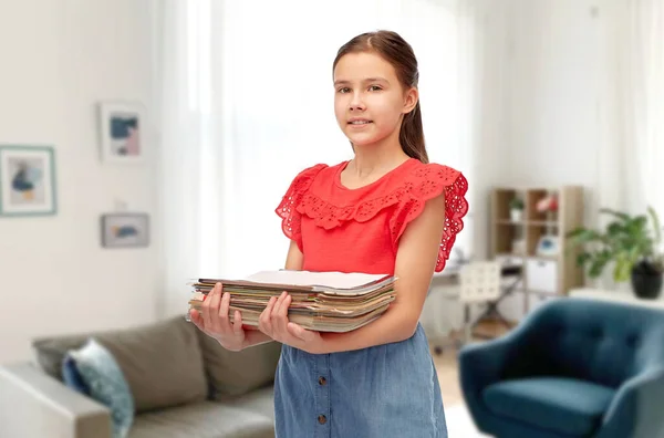 Sorrindo menina classificando resíduos de papel em casa — Fotografia de Stock