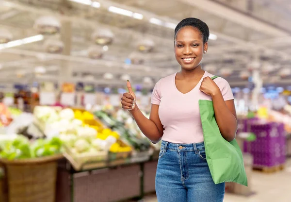 Kobieta z torbą płócienną wielokrotnego użytku na zakupy spożywcze — Zdjęcie stockowe