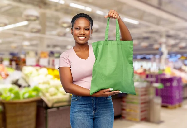Donna con borsa di tela riutilizzabile per lo shopping alimentare — Foto Stock