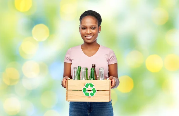 Glückliche afrikanisch-amerikanische Frau beim Sortieren von Glasabfällen — Stockfoto