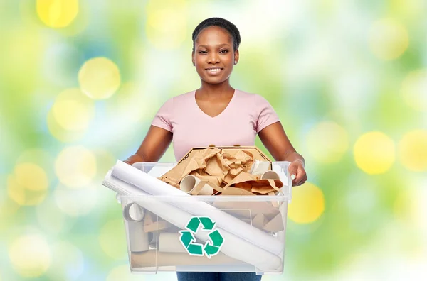 Щаслива афроамериканська жінка сортує паперові відходи — стокове фото