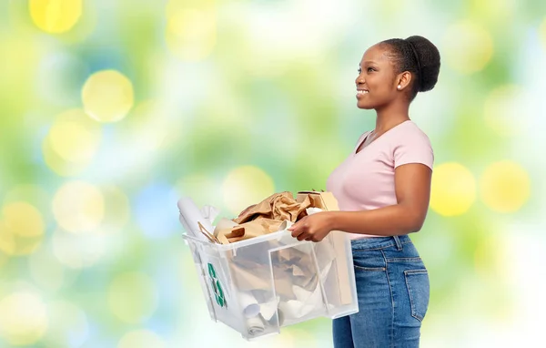 Mujer afroamericana feliz clasificación de desperdicios de papel — Foto de Stock
