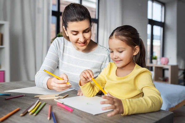 Mor med liten dotter ritning hemma — Stockfoto