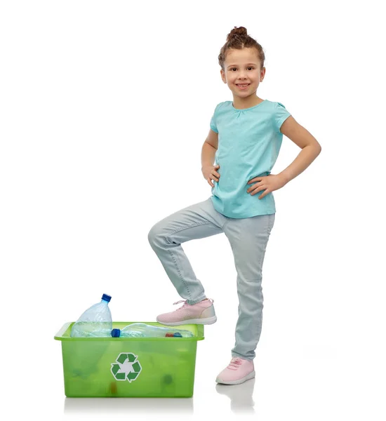 Χαμογελαστό κορίτσι διαλογή πλαστικών αποβλήτων — Φωτογραφία Αρχείου