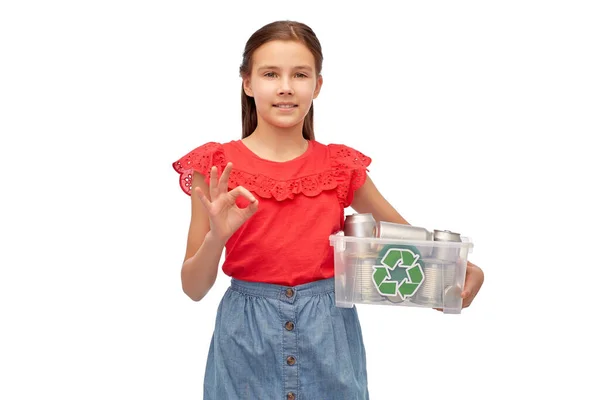 Χαμογελαστό κορίτσι διαλογή μεταλλικά απόβλητα και δείχνει εντάξει — Φωτογραφία Αρχείου