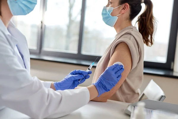 Médico fêmea com doente vacinado com seringa — Fotografia de Stock