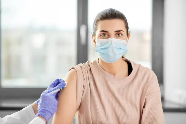 Medico donna con siringa paziente vaccinante — Foto Stock