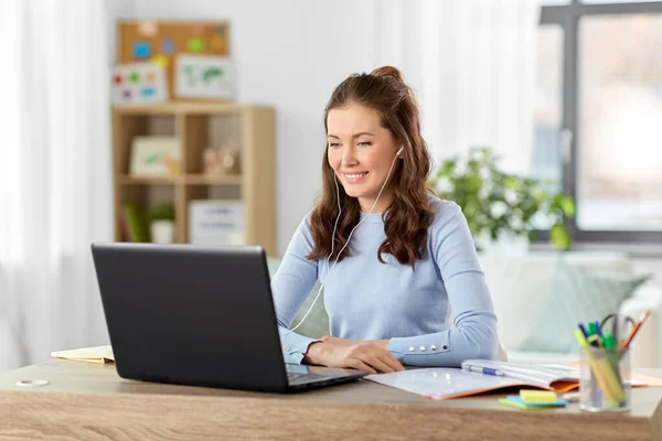 Teacher with laptop having online class at home — Stock Photo, Image