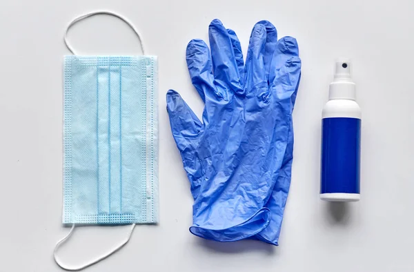 Lékařská maska, rukavice a dezinfekce rukou ve spreji — Stock fotografie