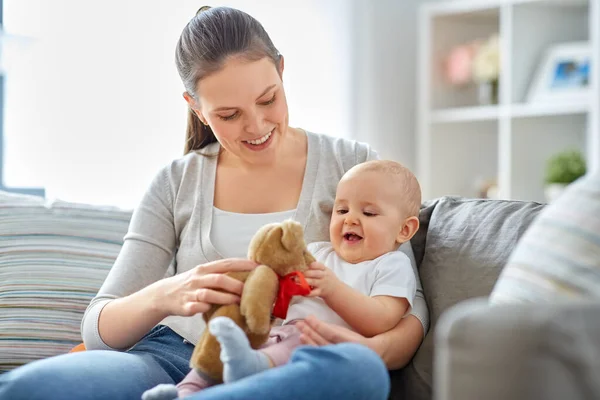 Anne ve bebek evde oyuncak ayıyla oynuyor. — Stok fotoğraf