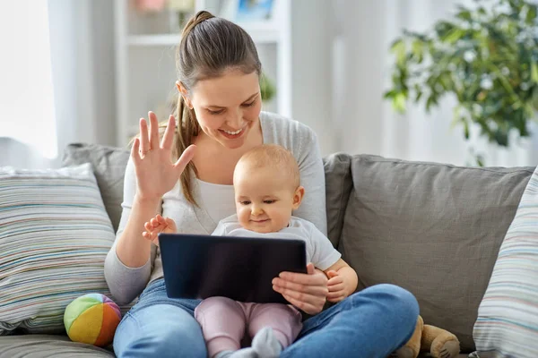 Mutter mit Baby bei Videotelefonie auf Tablet-PC — Stockfoto