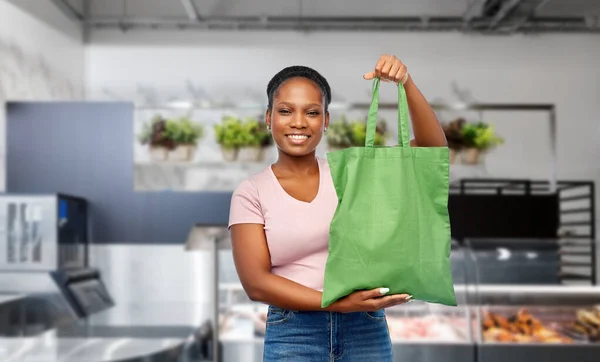 Donna con borsa riutilizzabile per lo shopping alimentare — Foto Stock