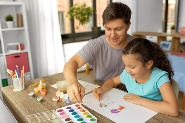 Mutlu baba ve küçük kızı evde çizim yapıyor. — Stok fotoğraf