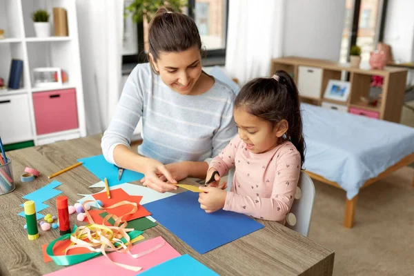 Hija con madre haciendo apliques en casa —  Fotos de Stock