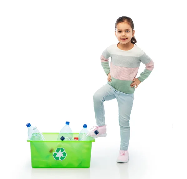 Улыбающаяся девушка сортирует пластиковые отходы — стоковое фото