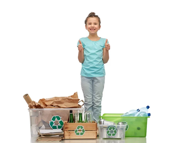 Glückliches Mädchen beim Sortieren von Papier, Metall und Plastikmüll — Stockfoto