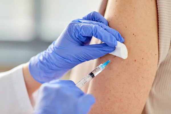 Close-up van de hand met injectiespuit vaccinerende patiënt — Stockfoto