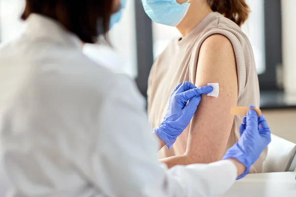 Primer plano del médico que fija el parche al paciente —  Fotos de Stock