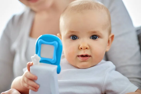 Moeder met baby spelen met speelgoed telefoon thuis — Stockfoto