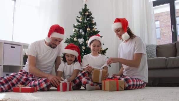 Gelukkig familie opening kerstcadeaus thuis — Stockvideo