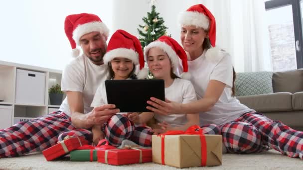 Familie met kerst geschenken heeft video call thuis — Stockvideo