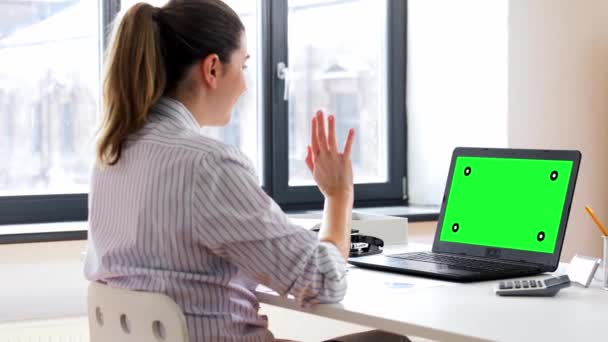 Женщина с ноутбуком с видеозвонком в домашнем офисе — стоковое видео