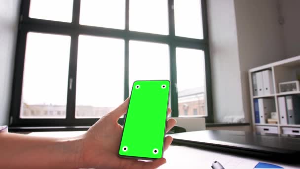 Hand med grön skärm på telefon på hemmakontoret — Stockvideo