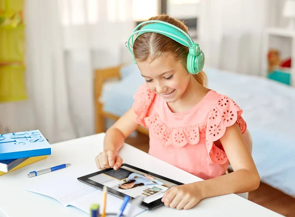 Chica con tableta pc tener clase en línea en casa — Foto de Stock