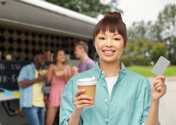 Happy asian woman drinking coffee over food truck — Stock Photo, Image