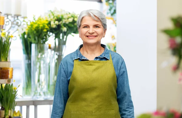 Portrét usměvavé starší ženy v zahradní zástěře — Stock fotografie
