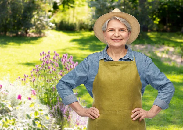 Portré mosolygós idős nő kerti kötény — Stock Fotó