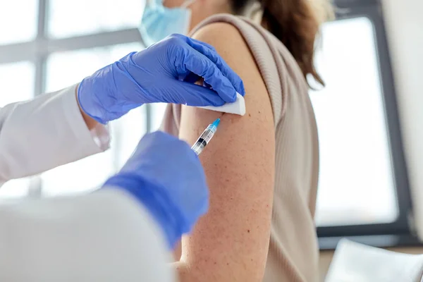 Γυναικολόγος με σύριγγα που εμβολιάζει ασθενή — Φωτογραφία Αρχείου