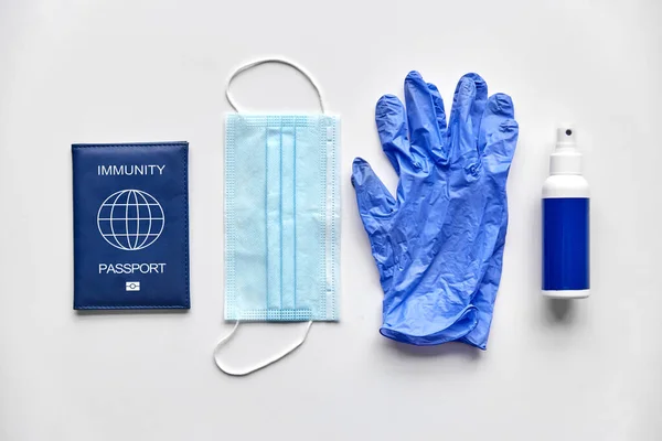 Passaporte de imunidade, máscara, luvas e higienizador de mãos — Fotografia de Stock