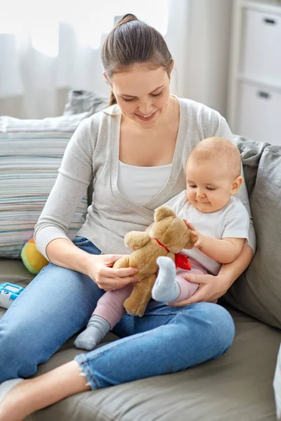 Anne ve bebek evde oyuncak ayıyla oynuyor. — Stok fotoğraf