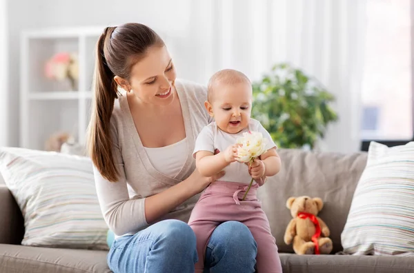 Happy smiling mother with little baby at home — Stock Photo, Image