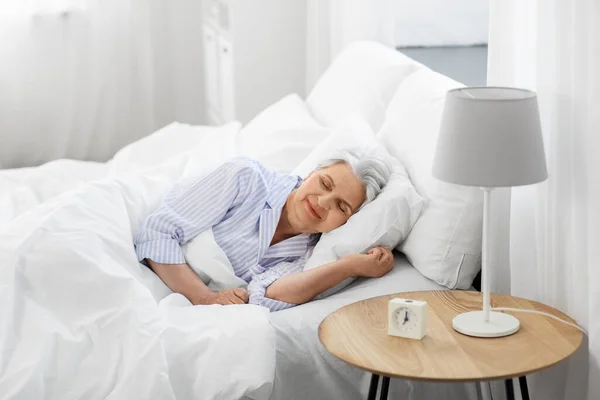 Mujer mayor durmiendo en la cama en casa dormitorio —  Fotos de Stock