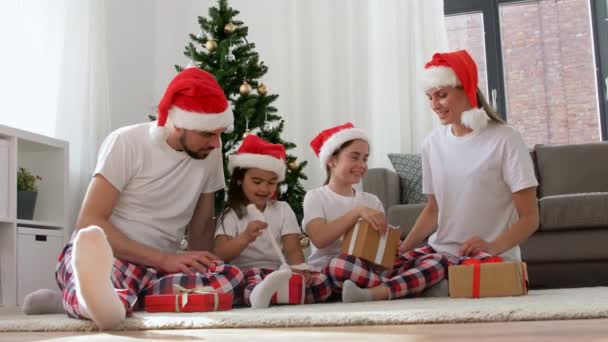 Família feliz abrindo presentes de Natal em casa — Vídeo de Stock