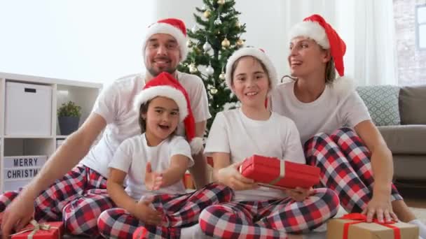 Familie met kerst geschenken heeft video call thuis — Stockvideo