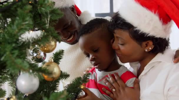 Mutlu aile süslemeleri evde Noel ağacı — Stok video