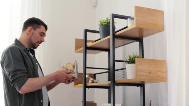 Homem decoração casa com conchas em vaso — Vídeo de Stock